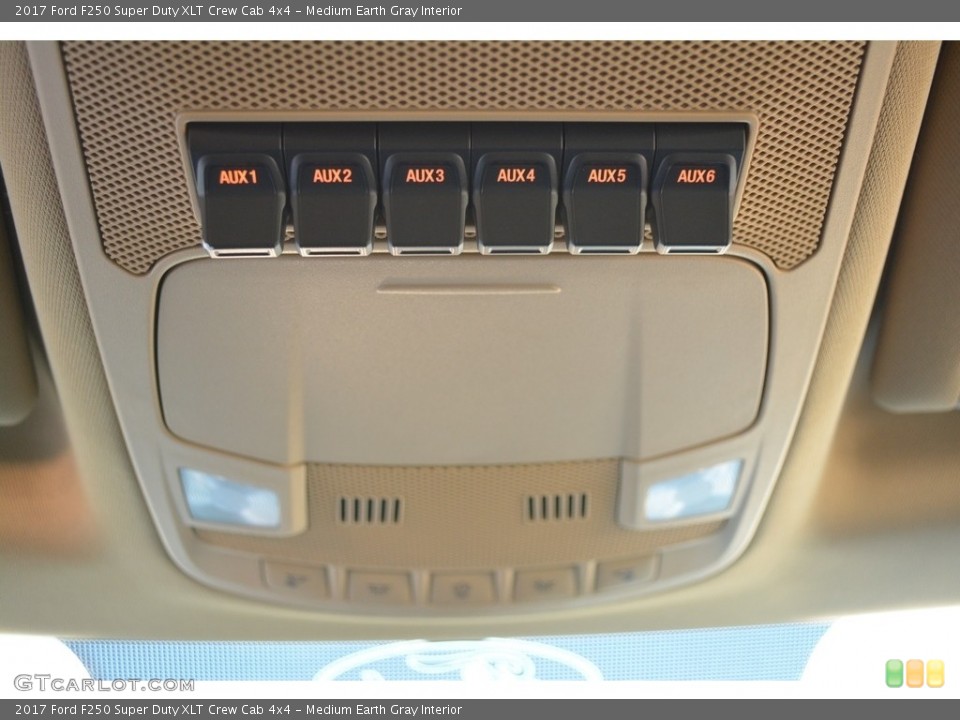 Medium Earth Gray Interior Controls for the 2017 Ford F250 Super Duty XLT Crew Cab 4x4 #117345154