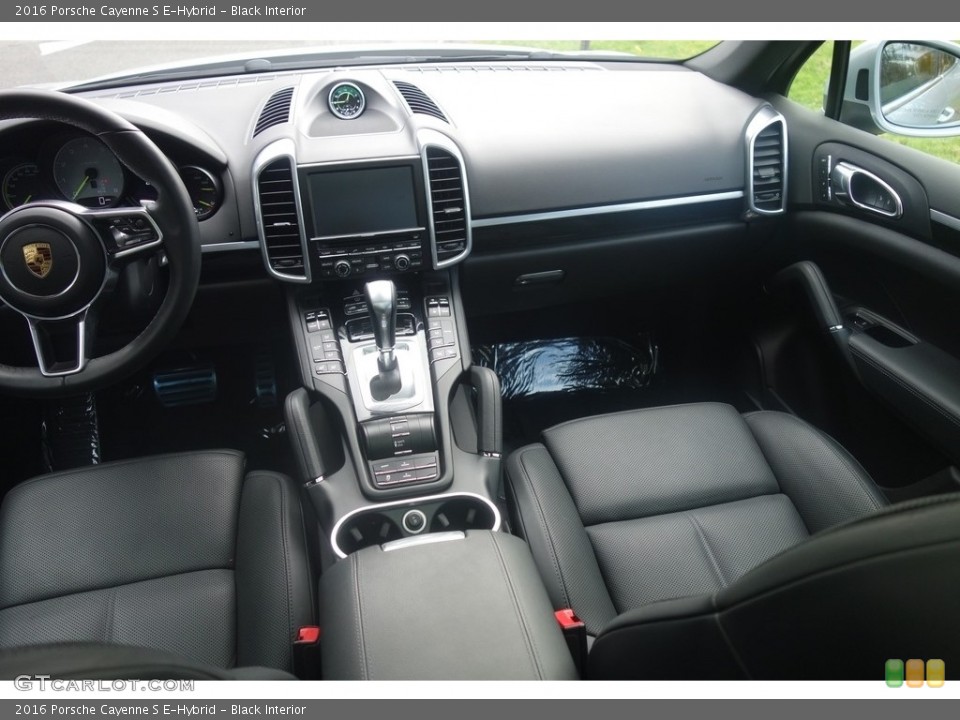 Black Interior Dashboard for the 2016 Porsche Cayenne S E-Hybrid #117355984