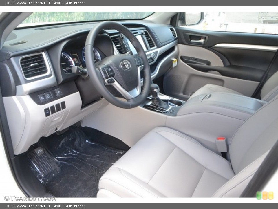 Ash Interior Photo for the 2017 Toyota Highlander XLE AWD #117407480