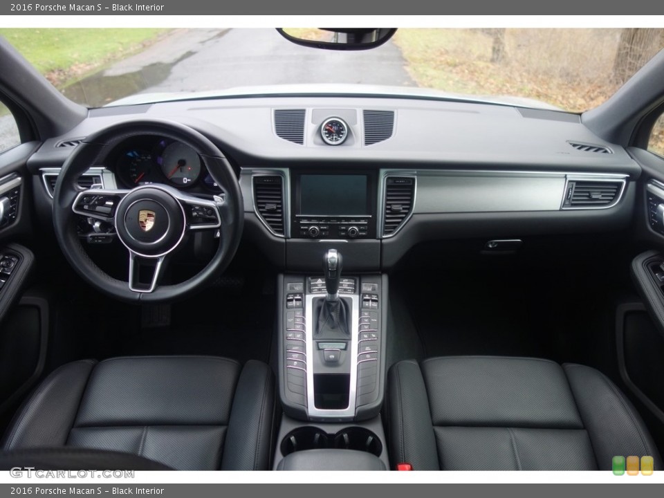 Black Interior Dashboard for the 2016 Porsche Macan S #117494485