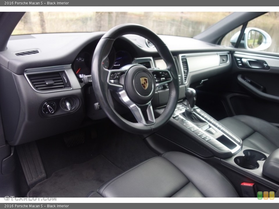 Black Interior Photo for the 2016 Porsche Macan S #117494686