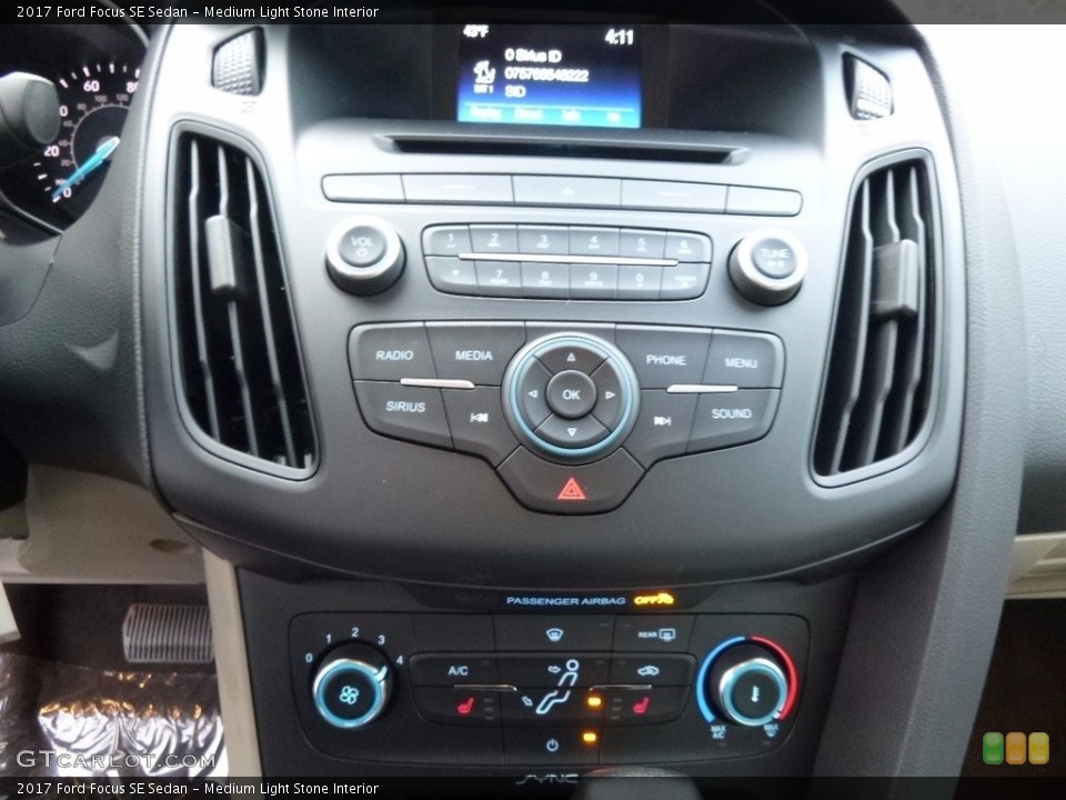 Medium Light Stone Interior Controls for the 2017 Ford Focus SE Sedan #117516448