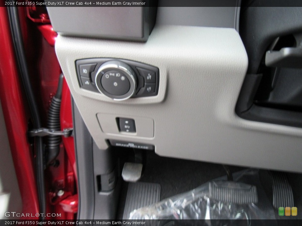 Medium Earth Gray Interior Controls for the 2017 Ford F350 Super Duty XLT Crew Cab 4x4 #118173231