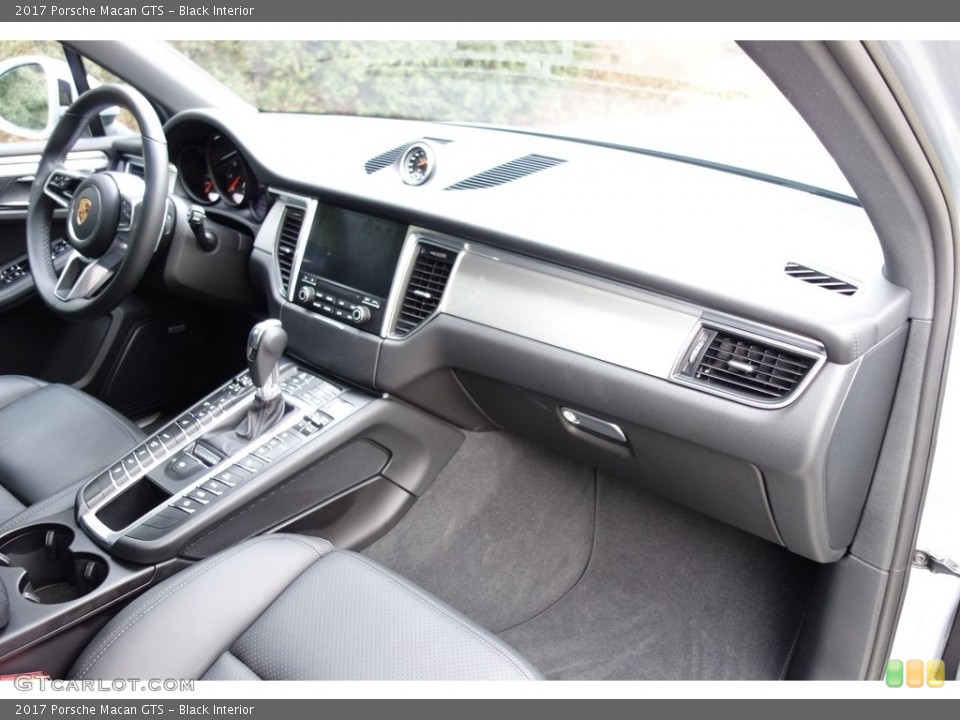 Black Interior Dashboard for the 2017 Porsche Macan GTS #118580173