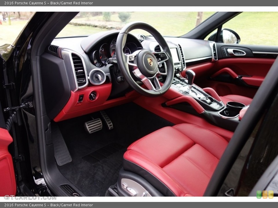 Black/Garnet Red Interior Photo for the 2016 Porsche Cayenne S #118580593