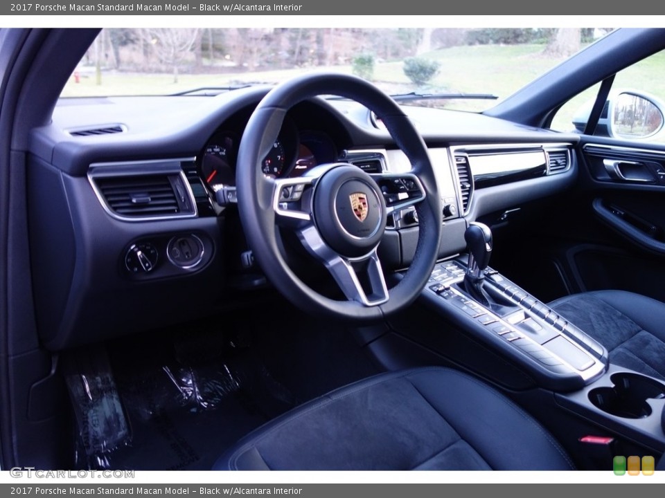 Black w/Alcantara Interior Photo for the 2017 Porsche Macan  #118815255