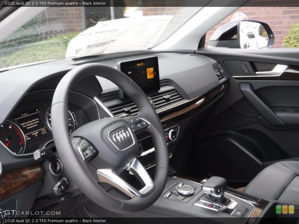 Black Interior Dashboard for the 2018 Audi Q5 2.0 TFSI Premium quattro #119700909