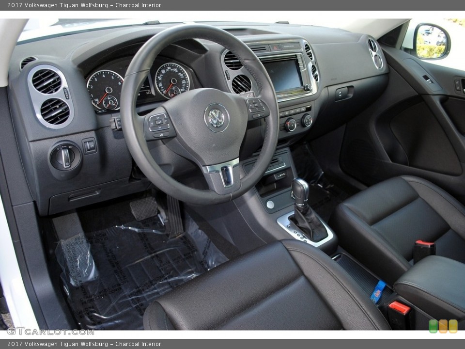Charcoal Interior Photo for the 2017 Volkswagen Tiguan Wolfsburg #119884936