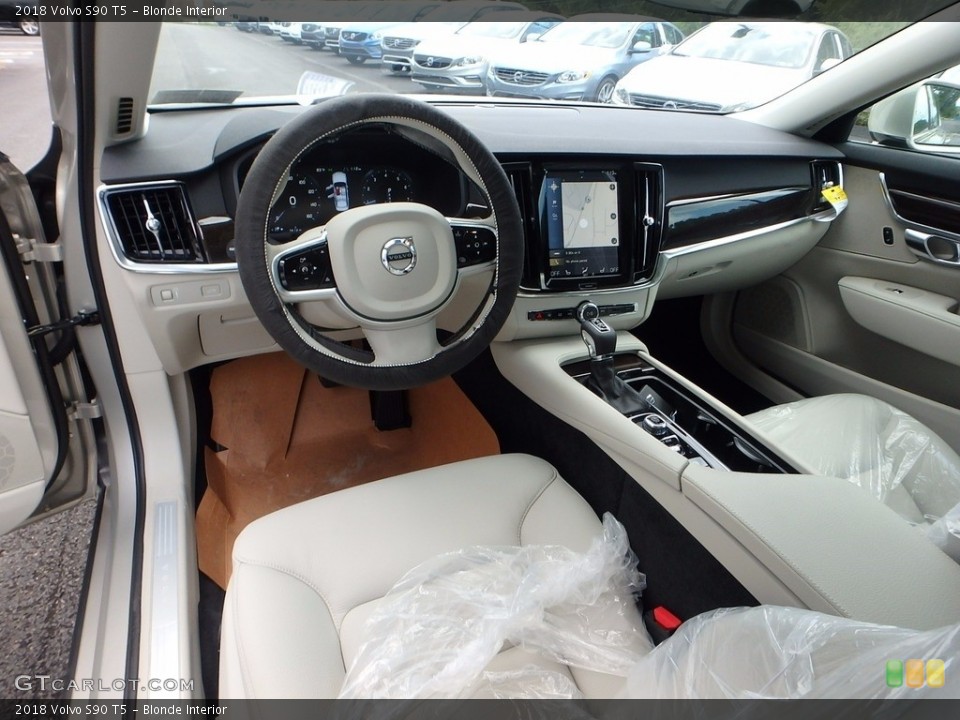Blonde Interior Photo for the 2018 Volvo S90 T5 #122402712