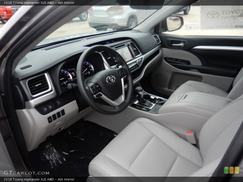 Ash Interior Photo for the 2018 Toyota Highlander XLE AWD #123479383