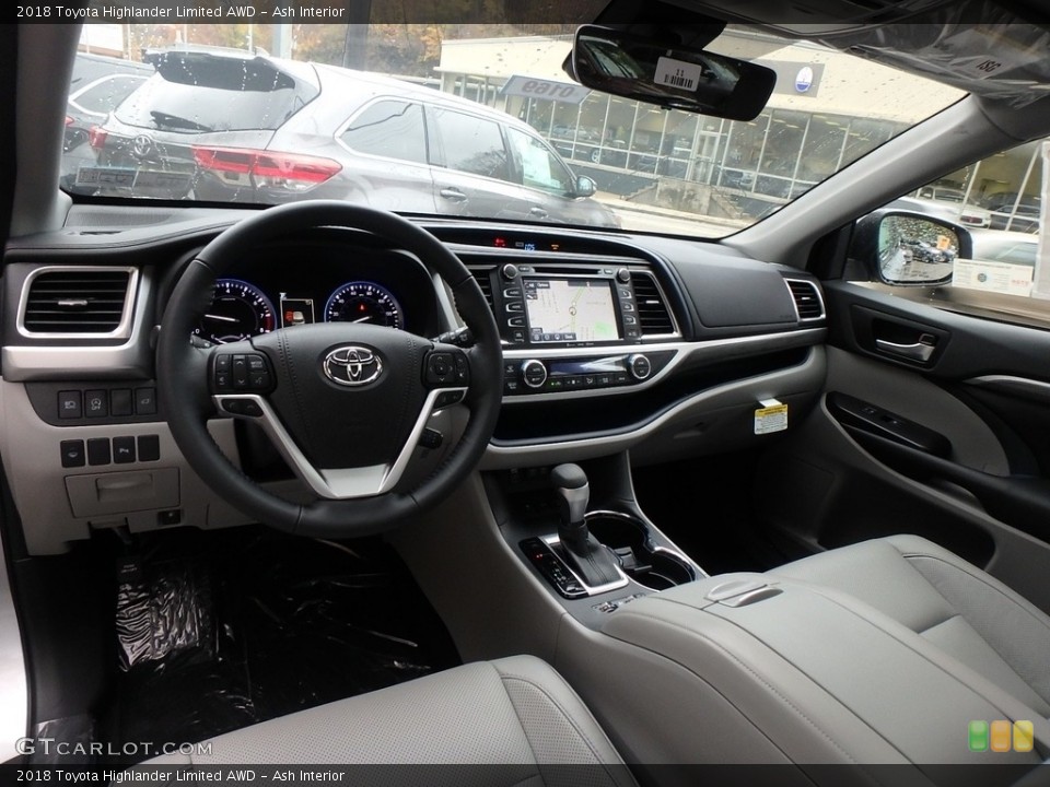Ash Interior Photo for the 2018 Toyota Highlander Limited AWD #123725174