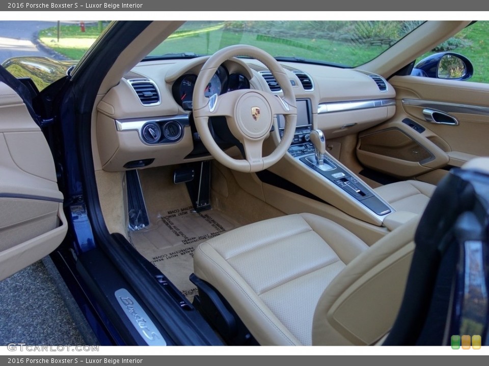 Luxor Beige Interior Photo for the 2016 Porsche Boxster S #123818070