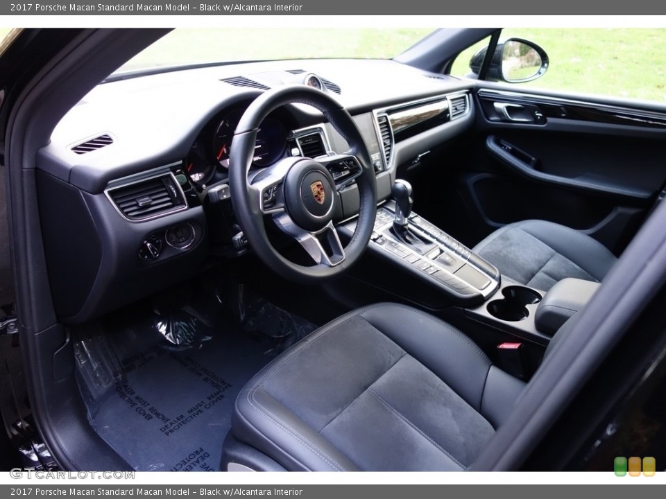 Black w/Alcantara Interior Photo for the 2017 Porsche Macan  #123873109