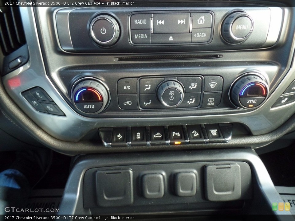 Jet Black Interior Controls for the 2017 Chevrolet Silverado 3500HD LTZ Crew Cab 4x4 #124000693