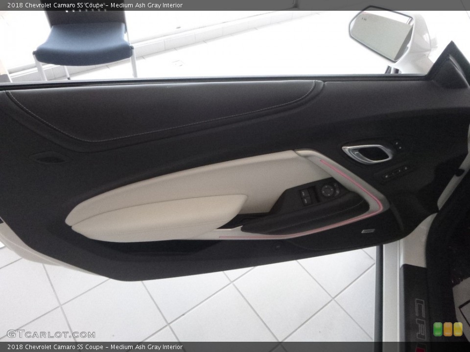 Medium Ash Gray Interior Door Panel for the 2018 Chevrolet Camaro SS Coupe #124327298