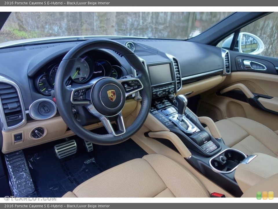 Black/Luxor Beige Interior Photo for the 2016 Porsche Cayenne S E-Hybrid #126703502