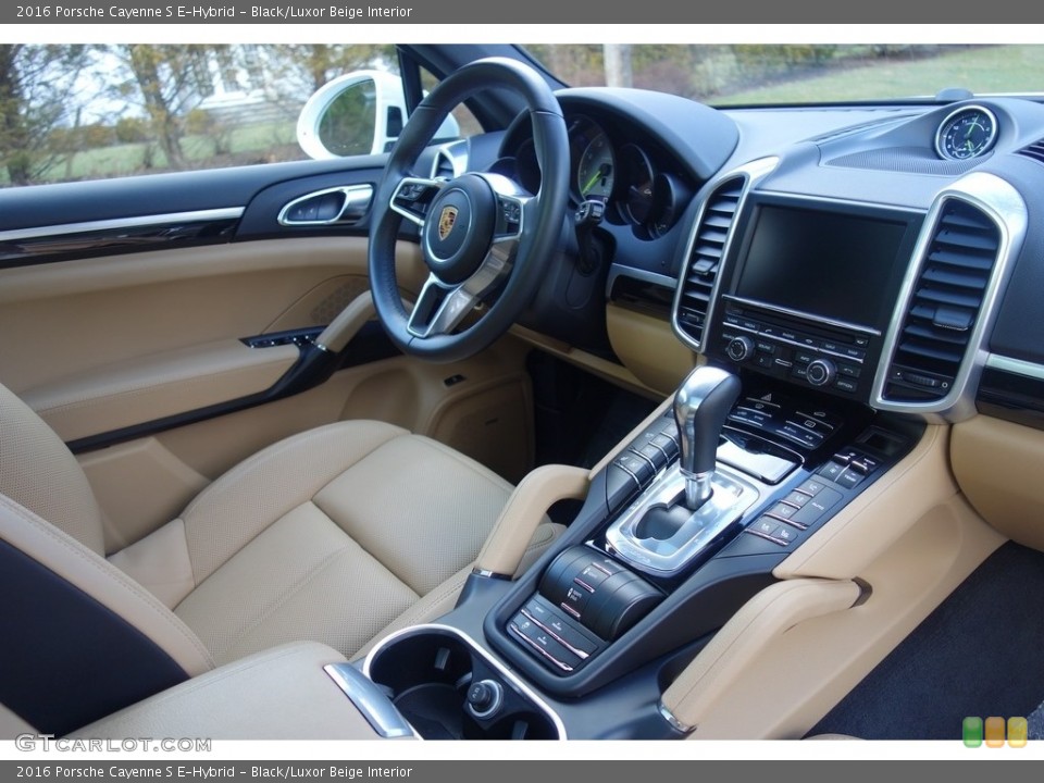 Black/Luxor Beige Interior Dashboard for the 2016 Porsche Cayenne S E-Hybrid #126703580