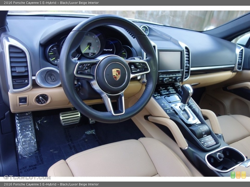 Black/Luxor Beige Interior Dashboard for the 2016 Porsche Cayenne S E-Hybrid #126703679