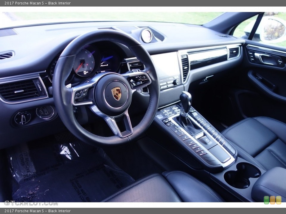 Black Interior Front Seat for the 2017 Porsche Macan S #126807554