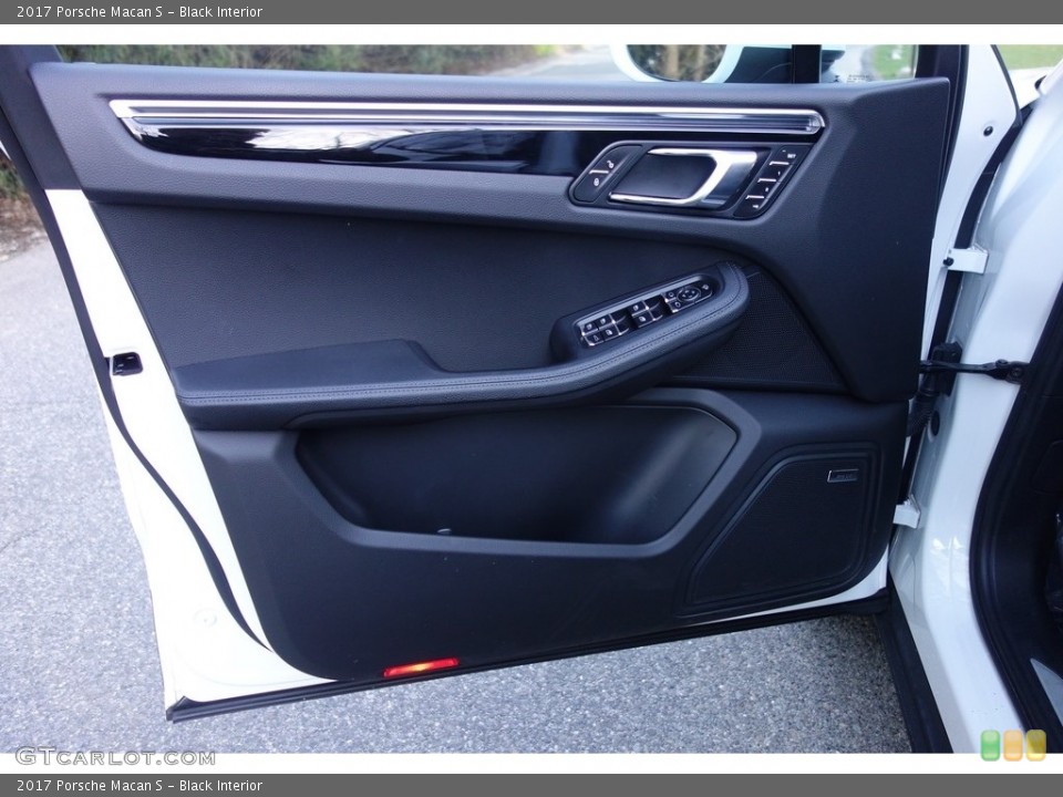 Black Interior Door Panel for the 2017 Porsche Macan S #126807578
