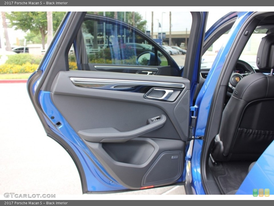 Black Interior Door Panel for the 2017 Porsche Macan S #126961739