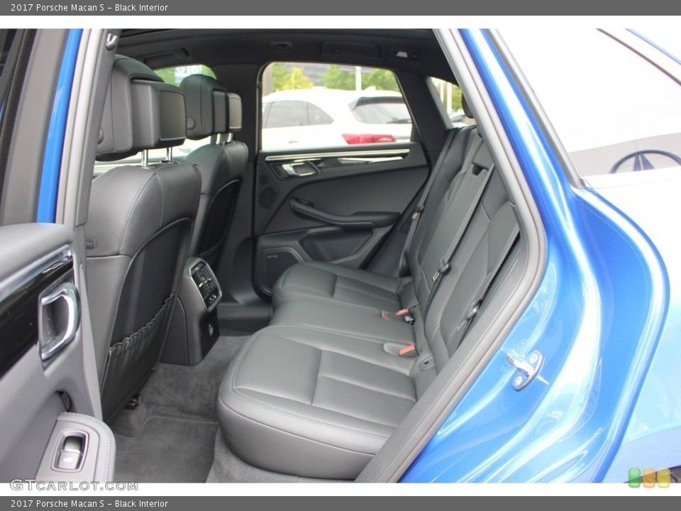 Black Interior Rear Seat for the 2017 Porsche Macan S #126961754