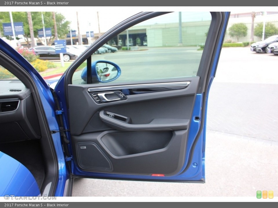 Black Interior Door Panel for the 2017 Porsche Macan S #126961772