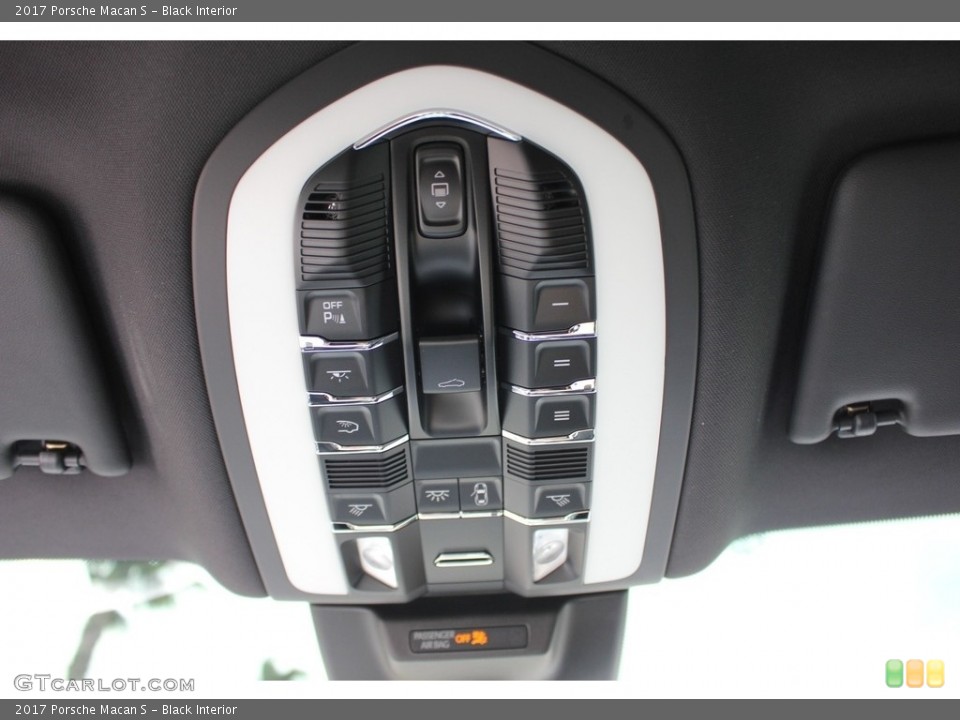 Black Interior Controls for the 2017 Porsche Macan S #126962111