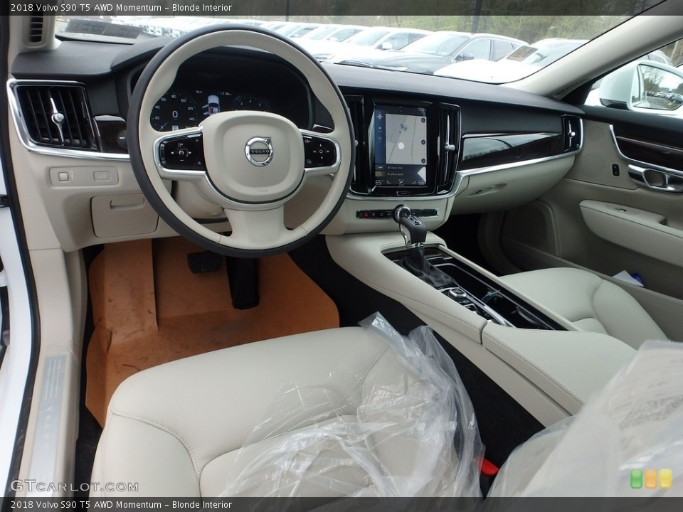 Blonde Interior Photo for the 2018 Volvo S90 T5 AWD Momentum #126985655