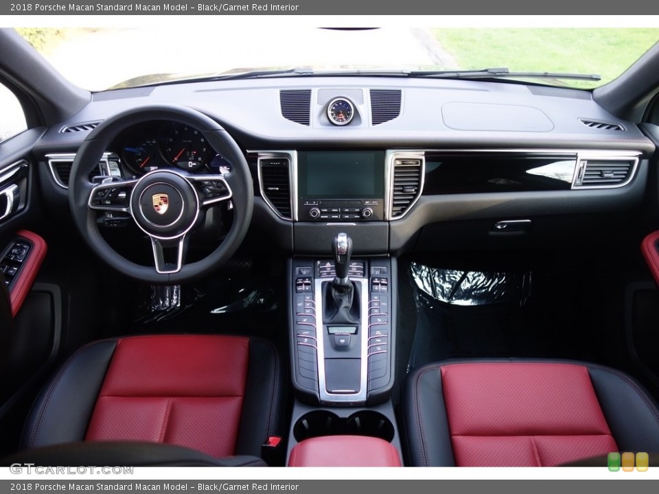 Black/Garnet Red Interior Photo for the 2018 Porsche Macan  #127067313