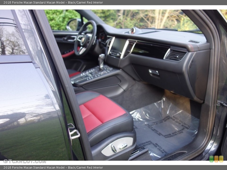 Black/Garnet Red Interior Front Seat for the 2018 Porsche Macan  #127067361