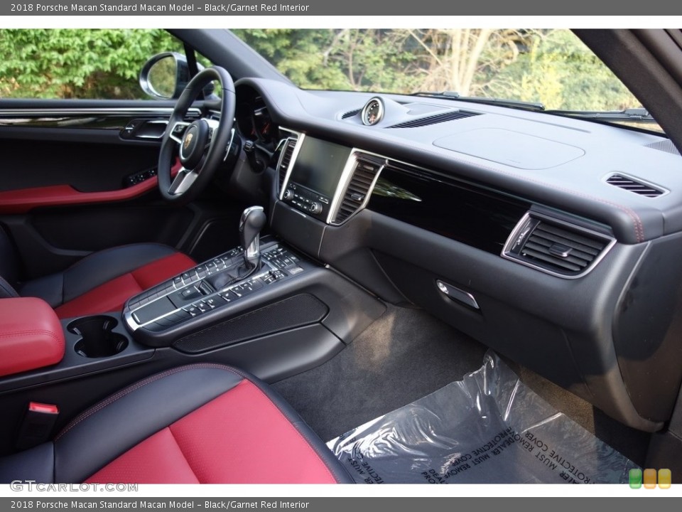 Black/Garnet Red Interior Dashboard for the 2018 Porsche Macan  #127067388