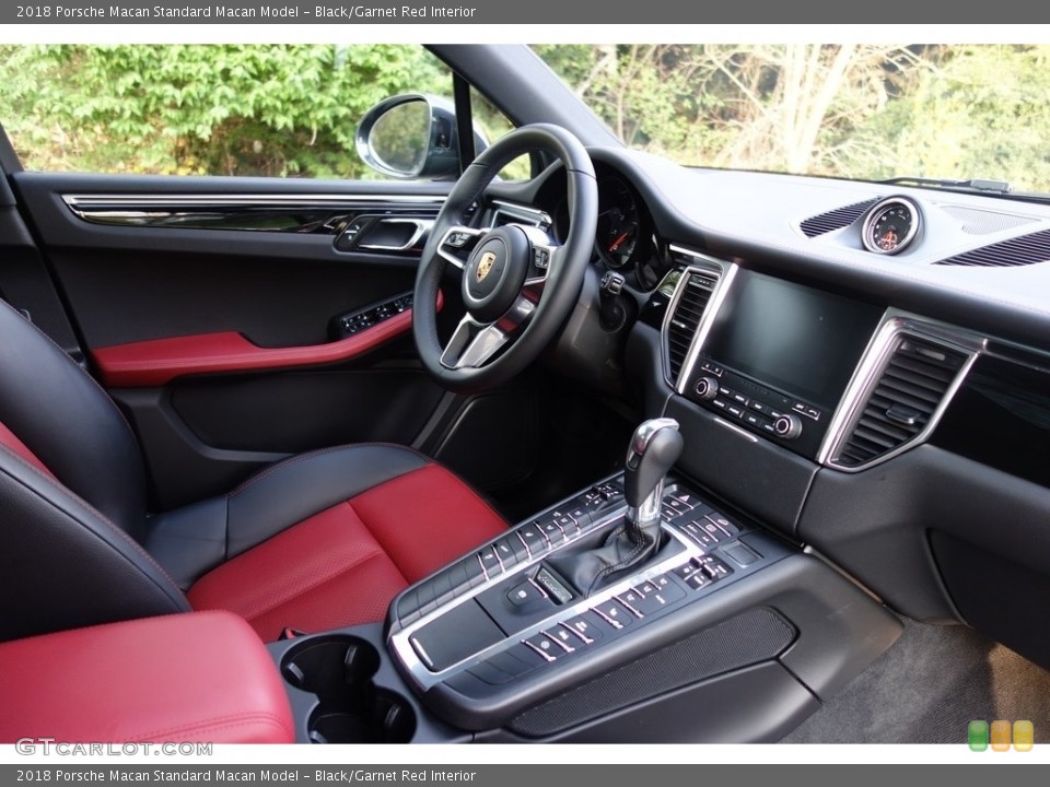 Black/Garnet Red Interior Controls for the 2018 Porsche Macan  #127067415
