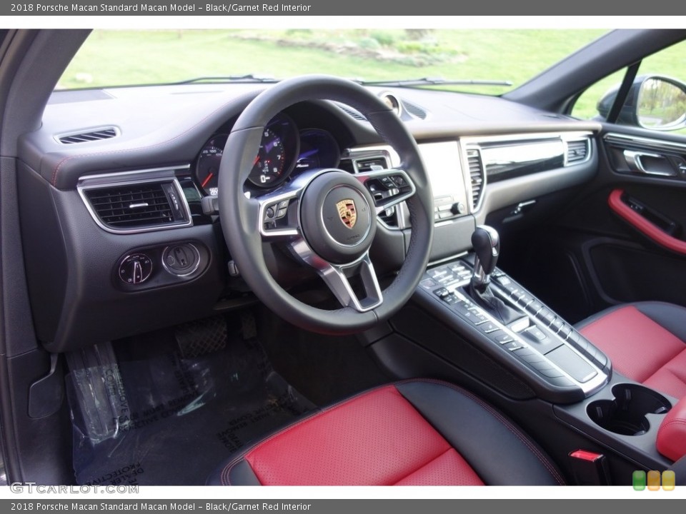 Black/Garnet Red Interior Front Seat for the 2018 Porsche Macan  #127067523