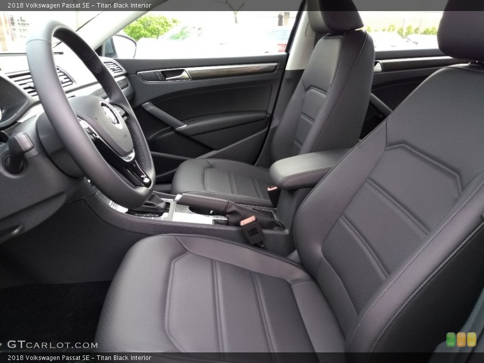 Titan Black Interior Photo for the 2018 Volkswagen Passat SE #127318670