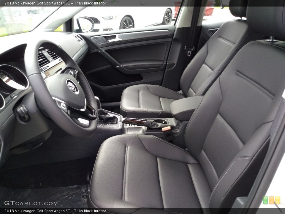 Titan Black Interior Photo for the 2018 Volkswagen Golf SportWagen SE #127318934