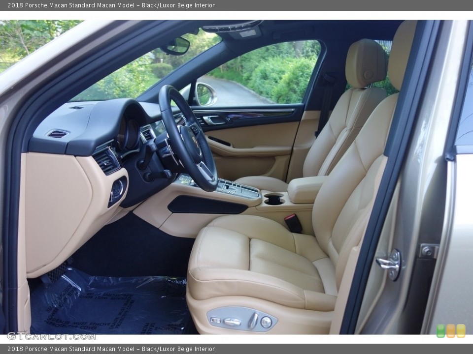 Black/Luxor Beige Interior Photo for the 2018 Porsche Macan  #127402167