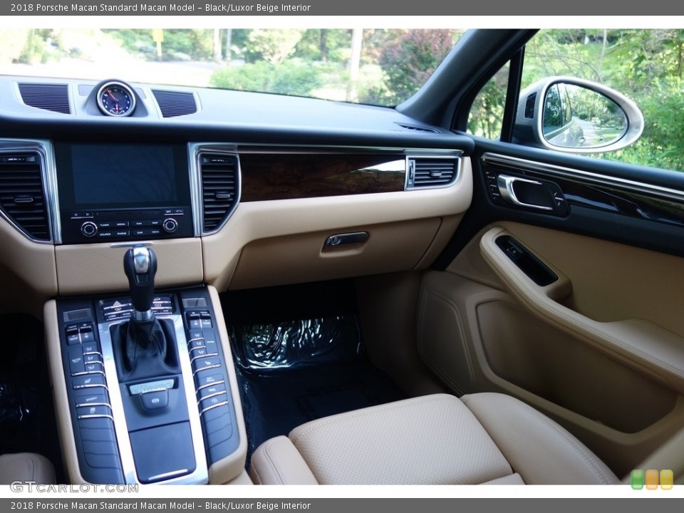 Black/Luxor Beige Interior Dashboard for the 2018 Porsche Macan  #127402251