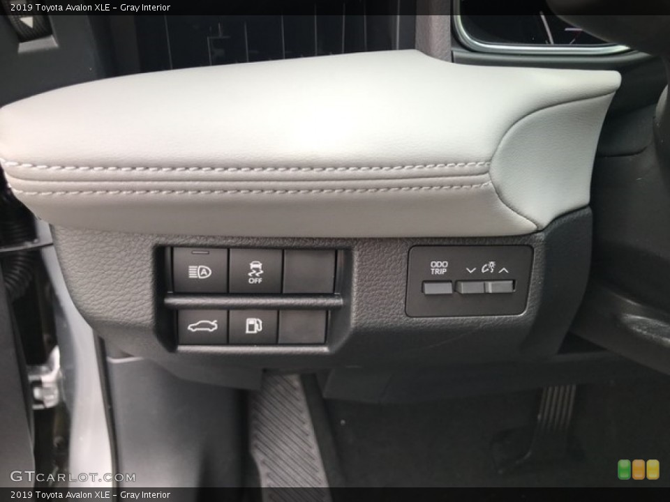 Gray Interior Controls for the 2019 Toyota Avalon XLE #127800686