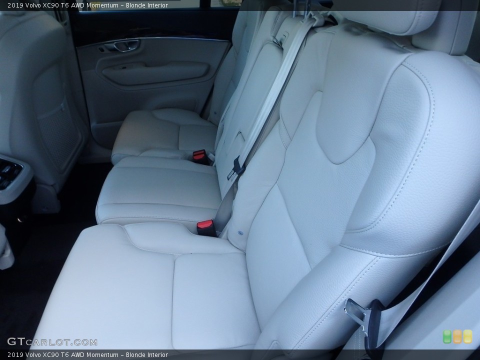 Blonde Interior Rear Seat for the 2019 Volvo XC90 T6 AWD Momentum #128005255