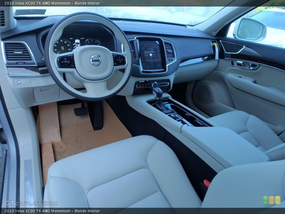 Blonde Interior Photo for the 2019 Volvo XC90 T6 AWD Momentum #128005294