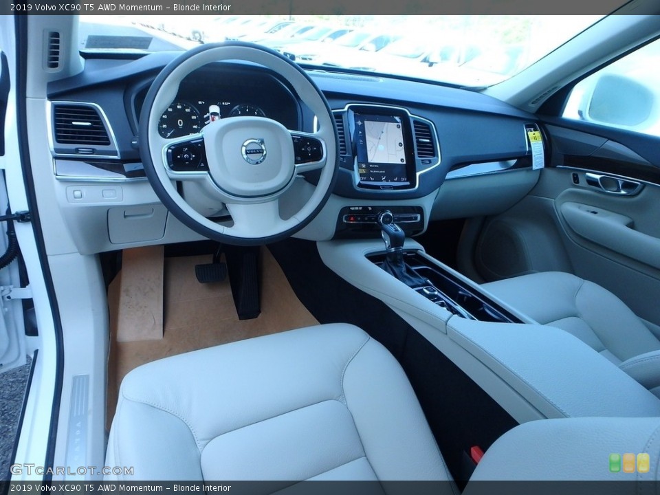 Blonde Interior Photo for the 2019 Volvo XC90 T5 AWD Momentum #128006095