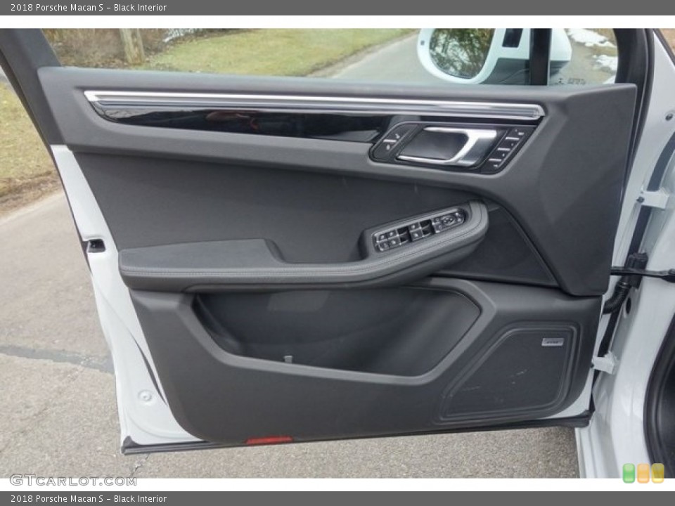Black Interior Door Panel for the 2018 Porsche Macan S #128052830