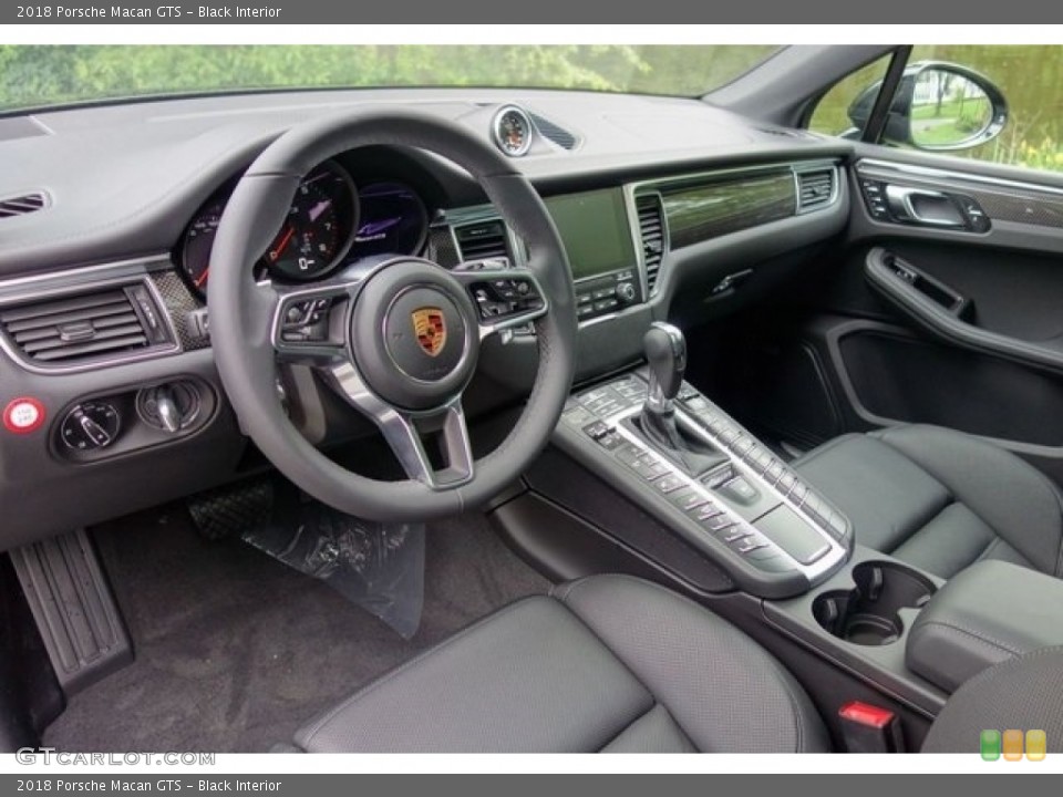 Black Interior Photo for the 2018 Porsche Macan GTS #128068814