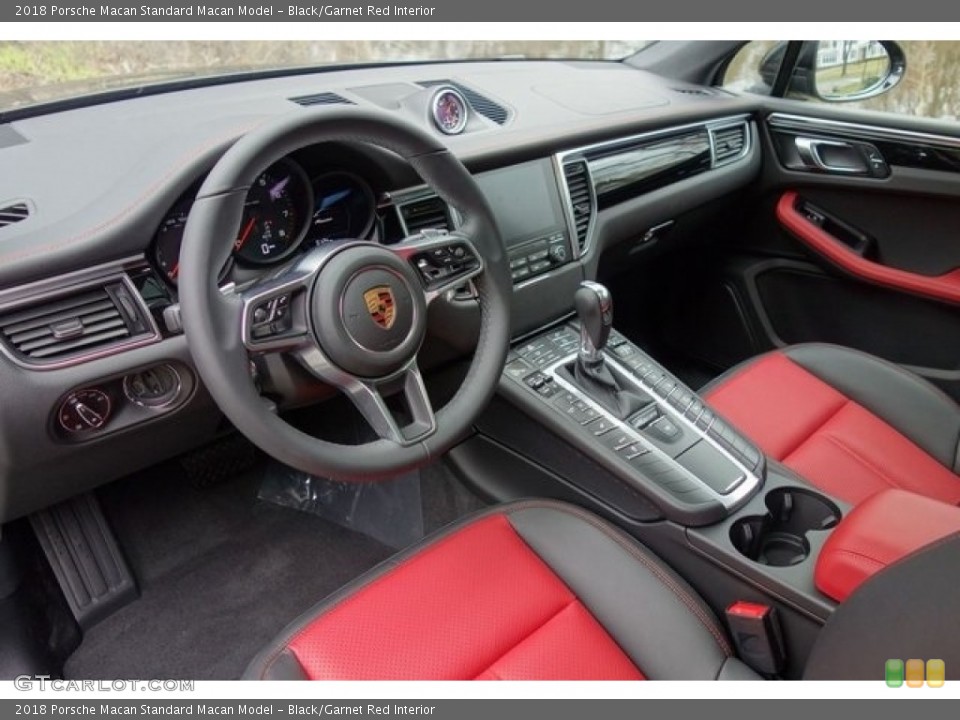 Black/Garnet Red Interior Photo for the 2018 Porsche Macan  #128081365