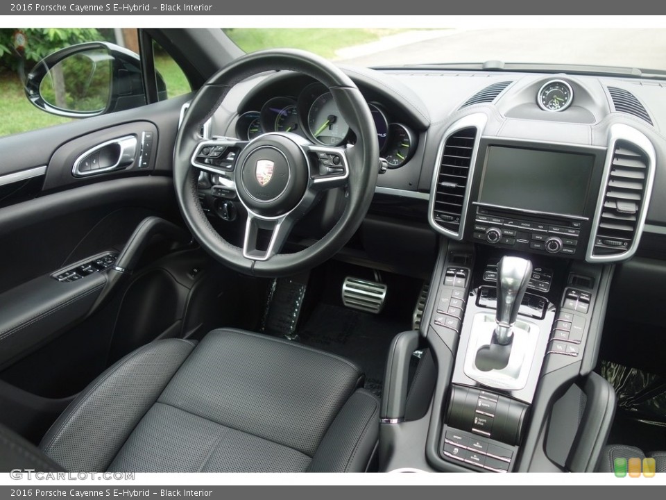 Black Interior Dashboard for the 2016 Porsche Cayenne S E-Hybrid #128409751