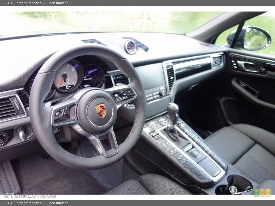 Black Interior Front Seat for the 2018 Porsche Macan S #129242124
