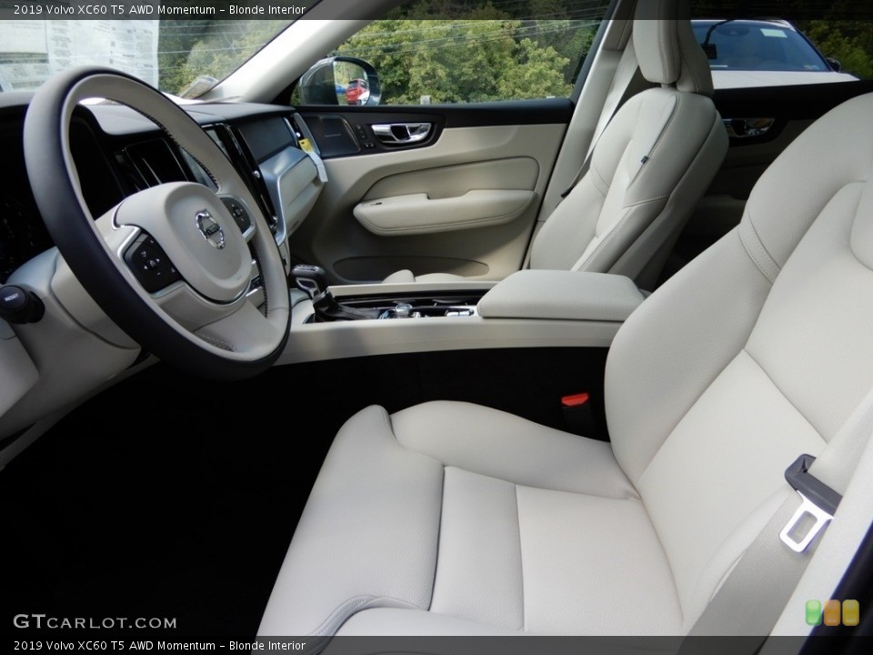 Blonde Interior Photo for the 2019 Volvo XC60 T5 AWD Momentum #129252321