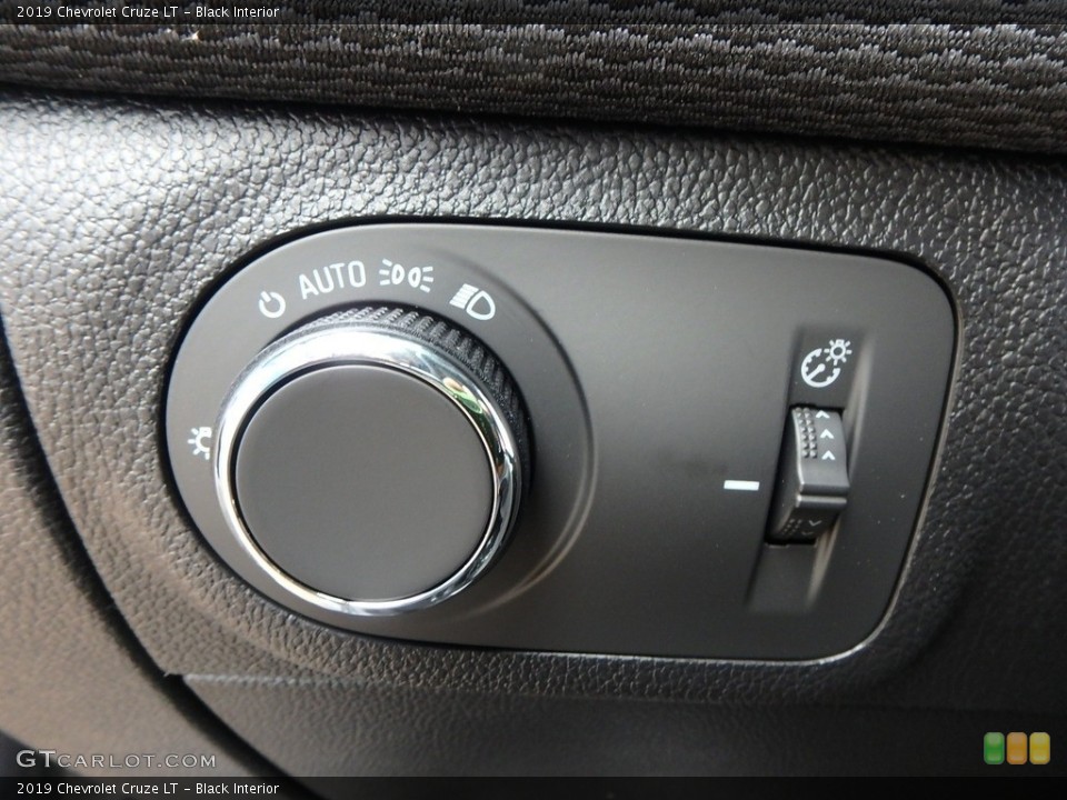 Black Interior Controls for the 2019 Chevrolet Cruze LT #129328805