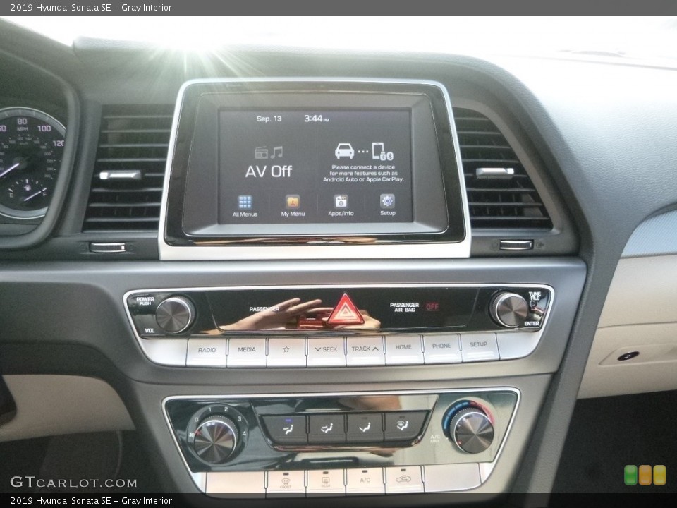 Gray Interior Controls for the 2019 Hyundai Sonata SE #129357005